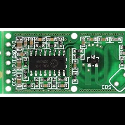 Placa eletrónica verde com componentes e chip preto com código visível