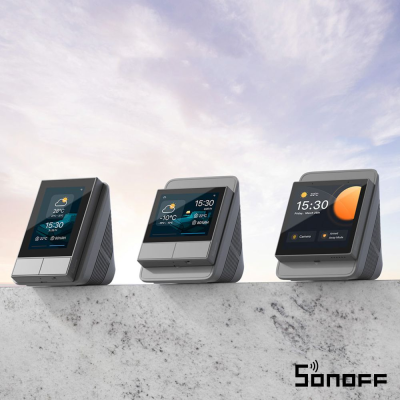 Três dispositivos eletrónicos com ecrãs meteorológicos e logo Sonoff