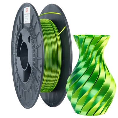 Filamento para impressora 3D verde enrolado em bobina preta com peça impressa verde em padrão espiral