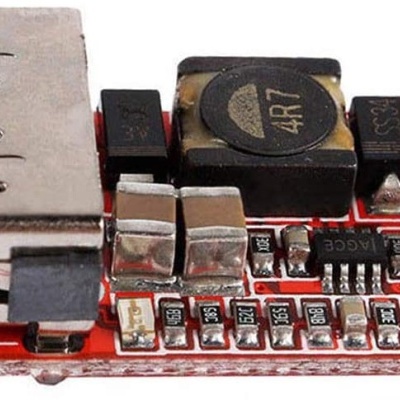 Placa eletrónica vermelha com conector USB metálico e componentes eletrónicos