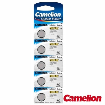 Cinco pilhas de lítio Camelion CR1632 na embalagem