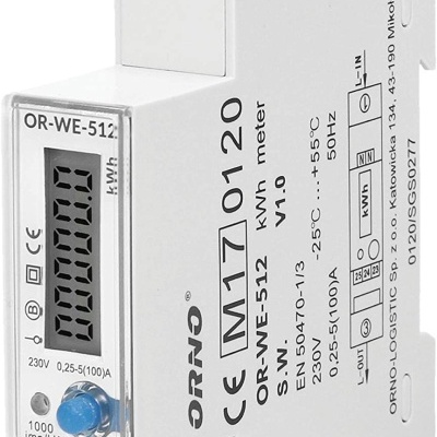 Medidor de energia elétrica digital branco com display LCD e botão azul