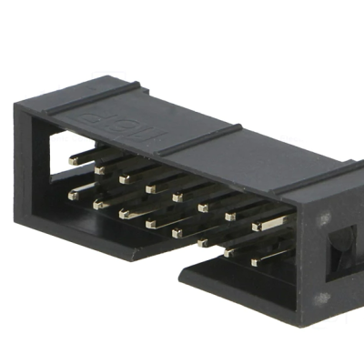 Conector elétrico preto com pinos dourados e fundo branco