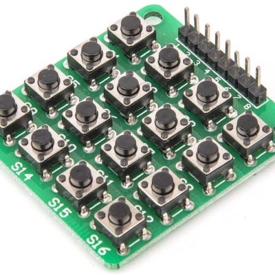 Placa eletrónica verde com 16 botões táteis pretos e pinos dourados