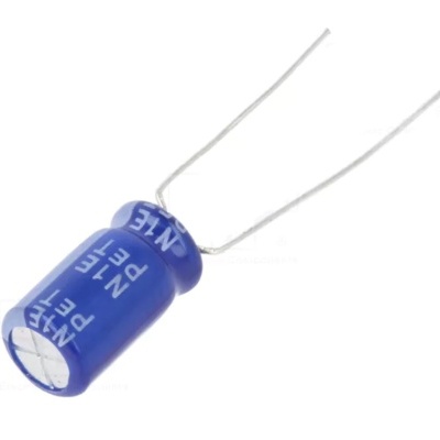 Condensador eletrolítico azul com terminais metálicos