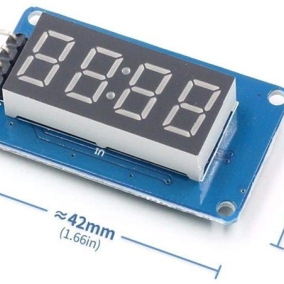 Display digital de 4 dígitos com placa azul e pinos em fundo branco