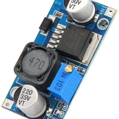 Placa eletrónica azul com componentes eletrónicos e etiquetas de valor