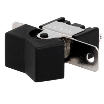 Conector elétrico preto com peça metálica prateada sobre fundo branco