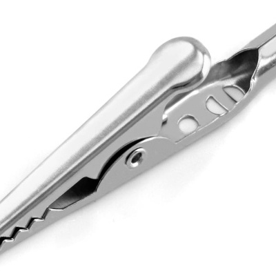 Pinça metálica prateada com dentes serrilhados