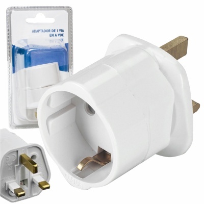 Adaptador elétrico branco com pinos metálicos e embalagem plástica com texto