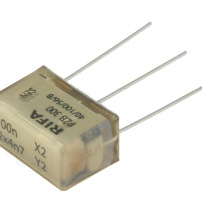 Componente eletrónico em caixa plástica translúcida bege com três pernas de metal e texto impresso