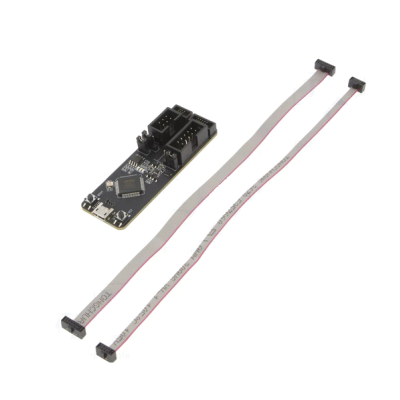 Placa eletrónica preta com cabos planos ethernet cinzentos