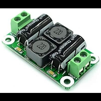 Placa eletrónica com capacitores e terminais de ligação em fundo branco