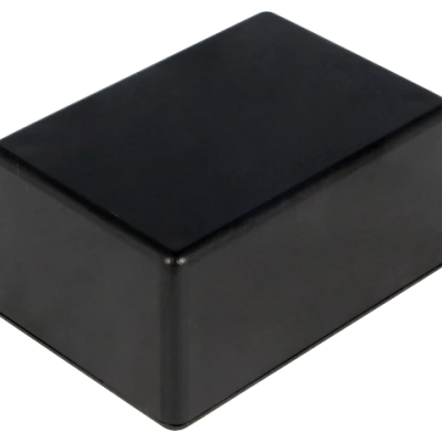 Caixa retangular preta com superfícies lisas e cantos arredondados