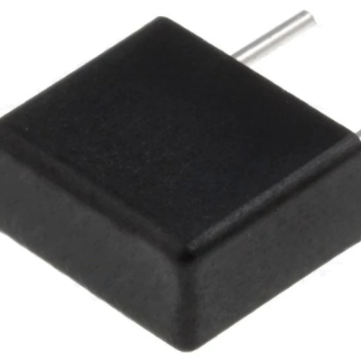 Componente eletrónico retangular preto com dois pinos metálicos