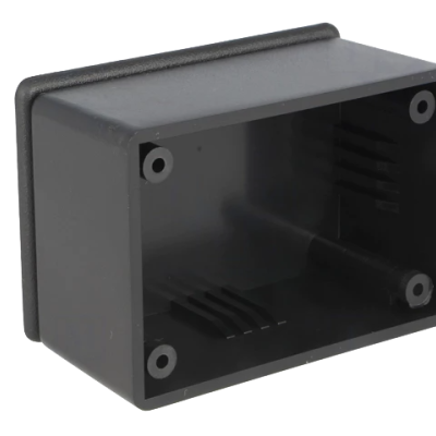 Caixa preta retangular de plástico com orifícios de fixação interior