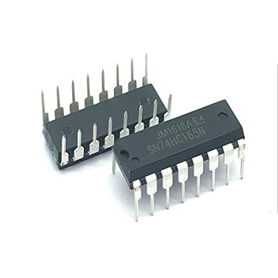 Dois microchips eletrónicos pretos com pinos metálicos e texto impresso