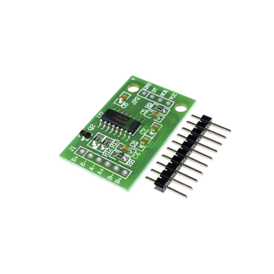 Placa eletrónica verde com componentes e conector de pinos