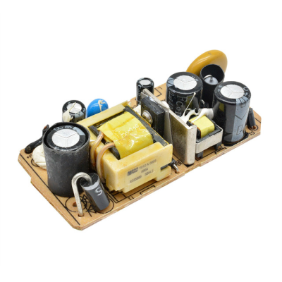 Placa eletrónica com condensadores, transformador e resistores sobre base castanha