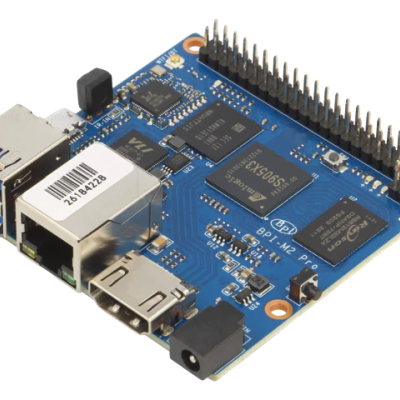 Placa eletrónica azul com múltiplas portas e etiqueta com código de barras