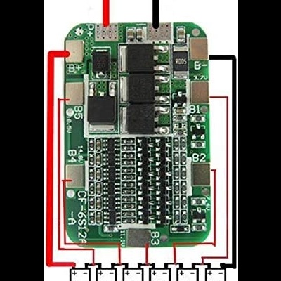 Placa eletrónica verde com componentes e fios ligados a baterias numeradas
