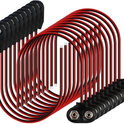 Conjunto de cabos com terminais metálicos e revestimento plástico vermelho e preto