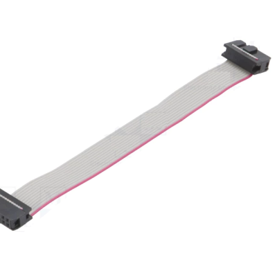 Cabo plano cinzento com conectores pretos e linha vermelha