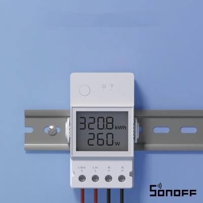 Medidor de energia branco Sonoff com ecrã digital e barra DIN cinza em fundo azul