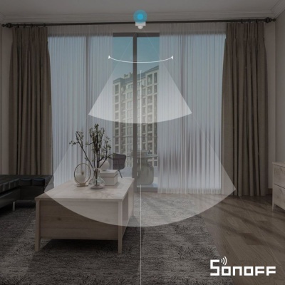 Sala de estar moderna com mesa de centro e cortinas ao fundo e logótipo SONOFF