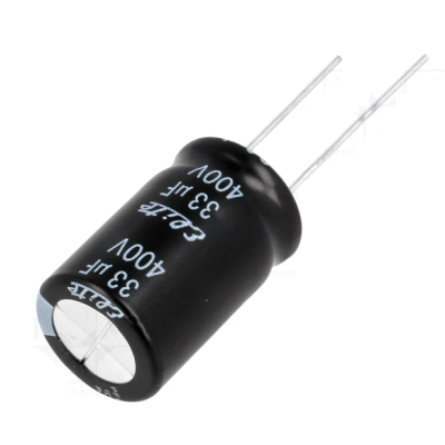 Condensador eletrolítico preto com marcações em branco e dois pinos metálicos sobre fundo branco