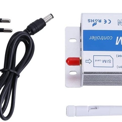 Controlador CL1-GSM com antena branca e fonte de alimentação preta, plugue europeu