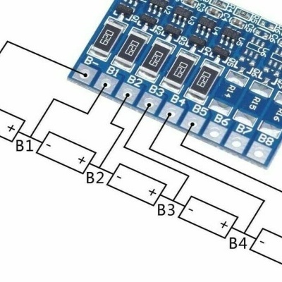 Placa eletrónica azul com componentes e diagrama de ligação a cinco blocos
