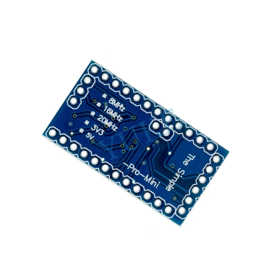 Placa eletrónica azul Pro-Mini com texto branco e furos em redor