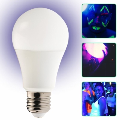 Lâmpada LED branca com base metálica e pessoas com tintas fluorescentes sob luz negra