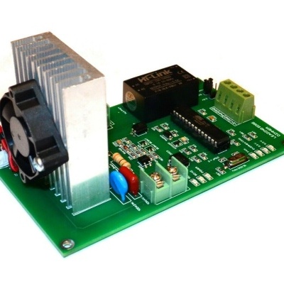 Placa eletrónica verde com dissipador de calor e ventoinha