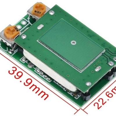 Peça eletrónica verde com circuito impresso, componentes ajustáveis laranja, dimensões indicadas