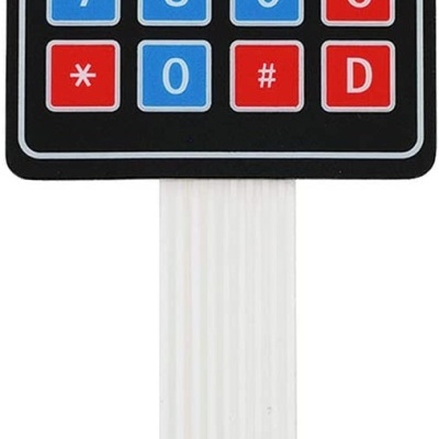 Teclado matricial com botões azuis e vermelhos e fita plana branca na parte inferior