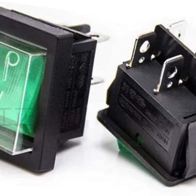 Dois interruptores de botão verdes com caixa preta e três terminais metálicos.