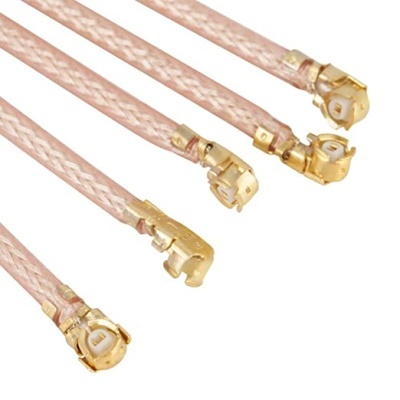 Quatro cabos coaxiais rosa com conectores dourados