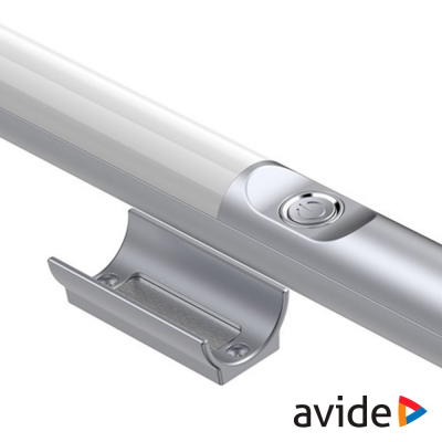 Luz LED tubular branca com suporte metálico prateado e botão redondo