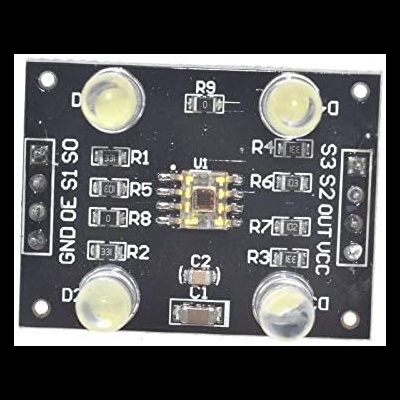 Placa eletrónica preta com LEDs brancos e componentes SMD