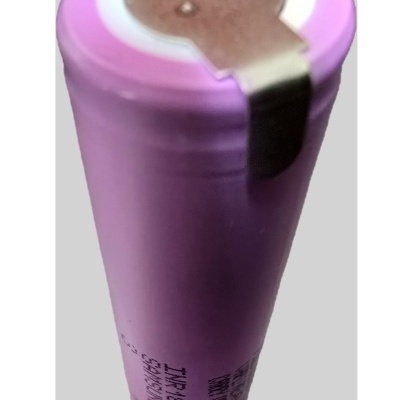 Bateria recarregável cilíndrica roxa com terminal metálico