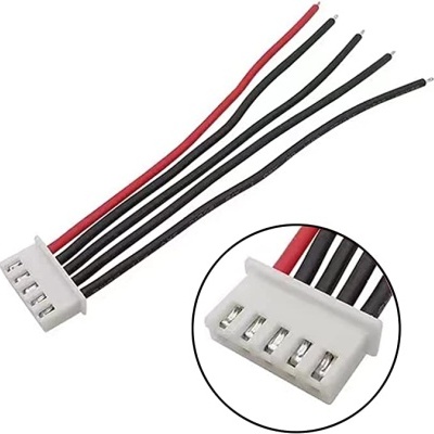 Conector elétrico branco com cinco pinos e fios vermelho e pretos