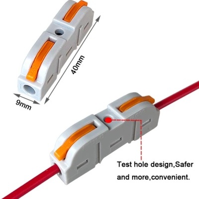 Conector elétrico branco com detalhes em laranja e cabo vermelho