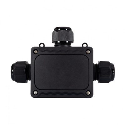 Caixa de derivação elétrica preta com três entradas e tampo liso