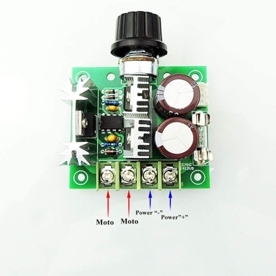 Placa eletrónica verde com componentes e etiquetas para conexões Power e Moto