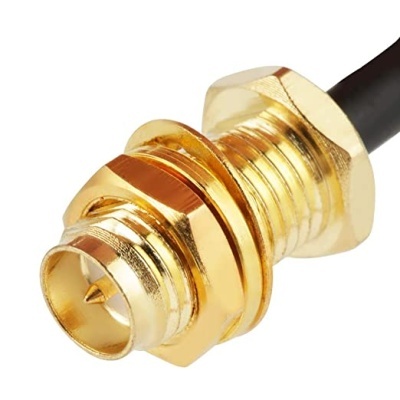 Conector coaxial dourado com cabo preto