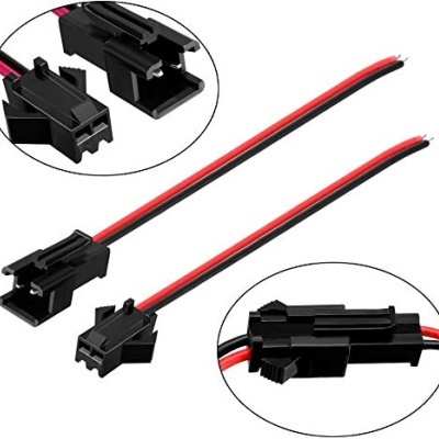 Cabos elétricos com conectores plásticos pretos e fios vermelho e preto