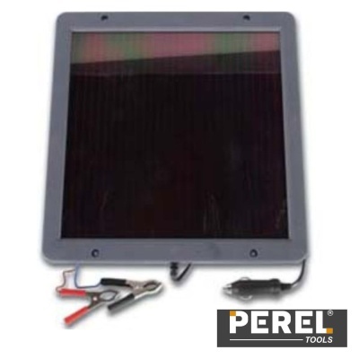 Painel solar quadrado preto com moldura cinzenta e cabos com garras e conector para isqueiro