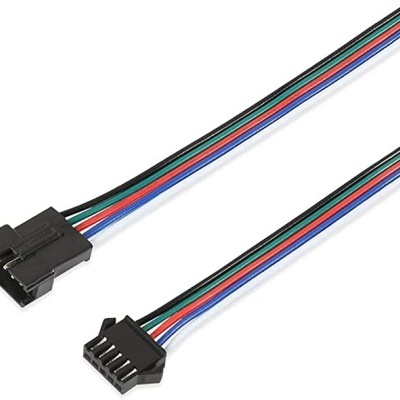 Cabo eletrónico com fios coloridos e conetores pretos